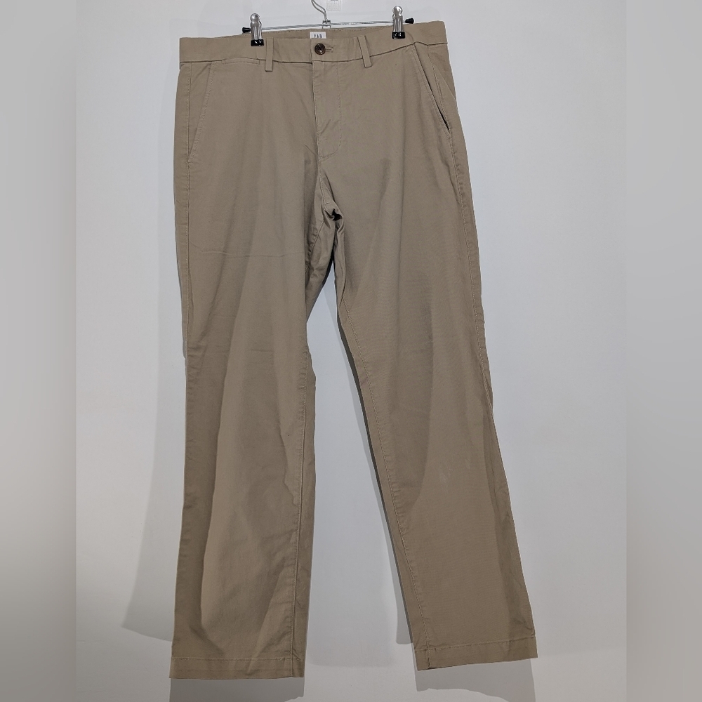 GAP Essential Khaki Pants – Straight Leg – 33x30 – Excellent Used Condition